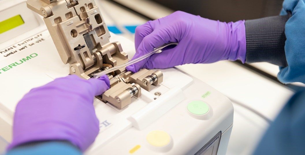 R&D 과학자는 세포 및 유전자 치료에서 일하는 동안 Prodigy 기계를 설정합니다.