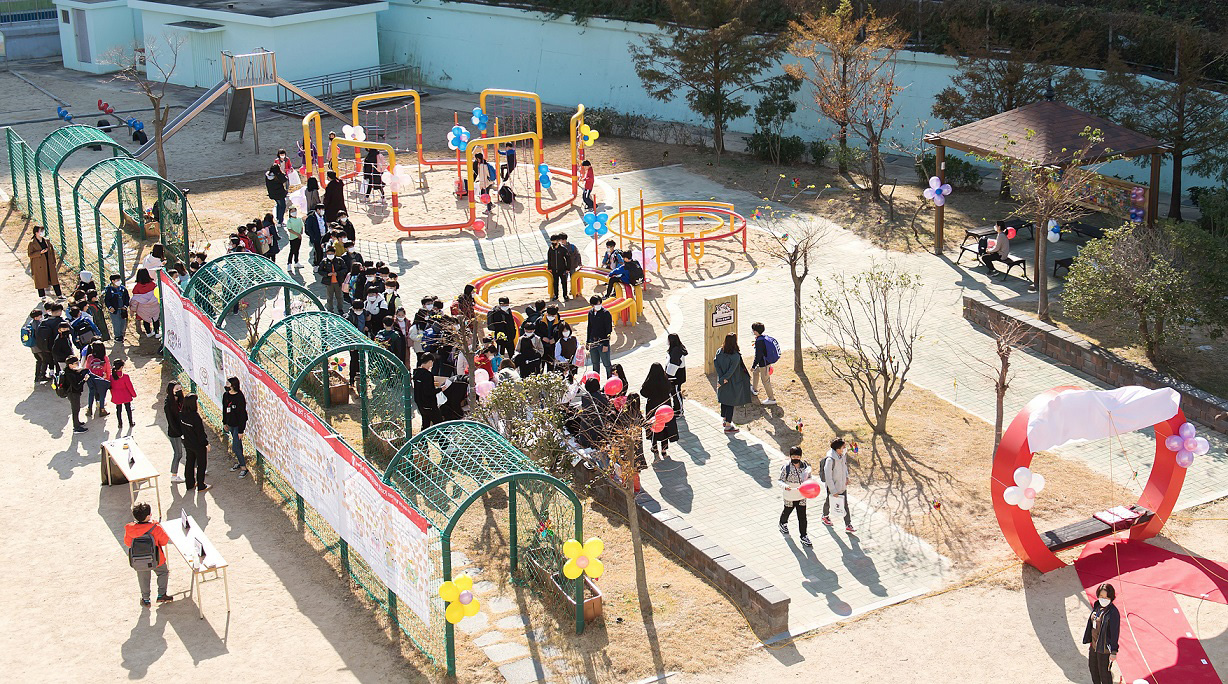 [사진4] 부산 청동초교 '맛있는 꿈 놀이터' 개장식 전경